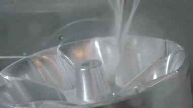 Fabrikada metal işçiliği kesen soğutma sistemi olan bir değirmen makinesi.