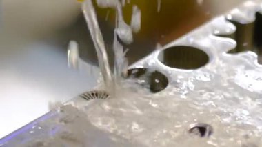 Yavaş çekim: kablo kesme makinesi fabrikada kıvılcımlı levha metalle çalışıyor