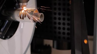 Otomatik cnc lazer kesme makinesi kıvılcımlı metal işgücü ile çalışıyor