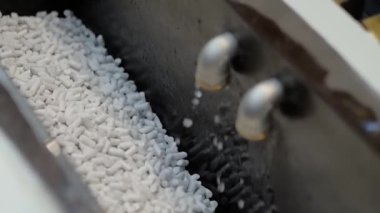 Aşındırıcı taşlarla metal işçilikleri parlatan bir vibratör makinesi.