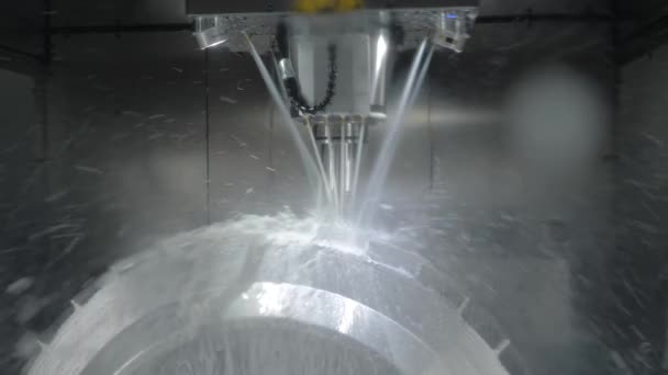 Drejning fræsemaskine med kølesystem skære metal emne på fabrikken – Stock-video