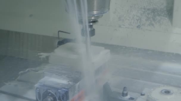 Menghidupkan mesin penggilingan dengan sistem pendingin memotong karya logam di pabrik — Stok Video