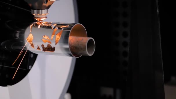 Máquina automática de corte por láser CNC que trabaja con una pieza de metal con chispas — Vídeo de stock