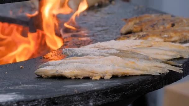 Mouvement lent : processus de grillage des côtes de porc sur brasero au festival de la nourriture d'été — Video
