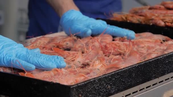 Slow motion: chef koken verse rode langoustine op grill in de zomer lokale gerechten — Stockvideo