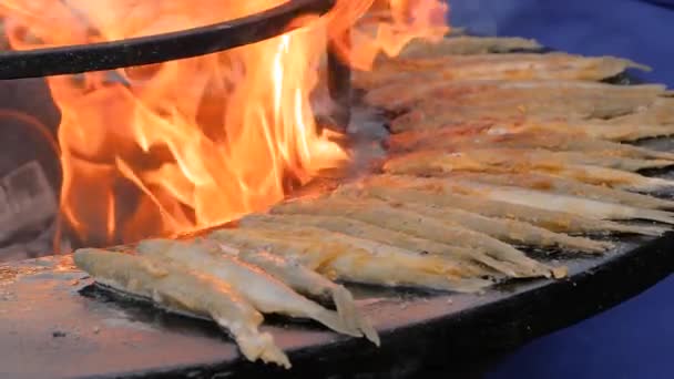 Повільний рух: процес приготування європейської розплавленої риби на чорному на харчовому фестивалі — стокове відео