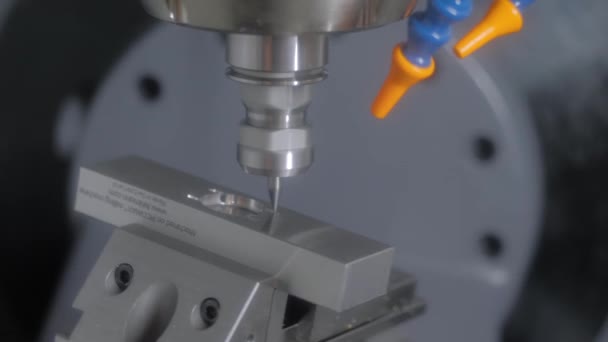 Fresatrice a tornitura automatica per il taglio di pezzi metallici in fabbrica - primo piano — Video Stock