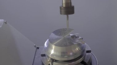 Otomatik dönüşlü değirmen makinesi fabrikada metal işçiliği kesiyor: kapatılıyor