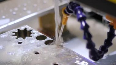 Fabrikada kıvılcım saçan metal levhalarla çalışan tel kesme makinesi.