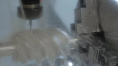 Fabrikada metal işçiliği kesen soğutma sistemi olan bir değirmen makinesi.