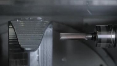 Otomatik dönüş, fabrikada metal işçiliği kesen değirmen makinesini birleştirir