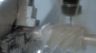 Fabrikada metal işçiliği kesen soğutma sistemi olan bir değirmen makinesi.