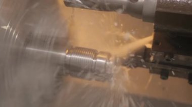 Fabrikada metal işçiliği kesen soğutma sistemi olan bir değirmen makinesi.