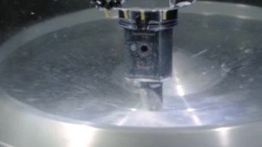 Yavaş çekim: iş sırasında soğutma sistemiyle değirmen makinesini döndürmek - kapat