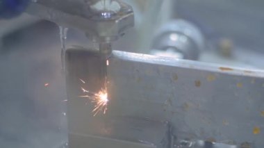Kablo kesme makinesi, kıvılcımlı metal işçisiyle çalışıyor. Yavaş çekim.