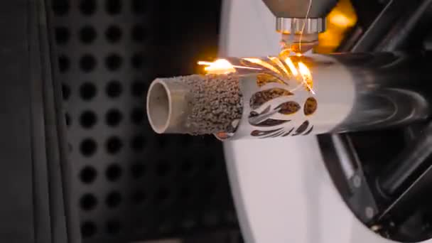 Machine de découpe laser travaillant avec une pièce métallique avec des étincelles — Video
