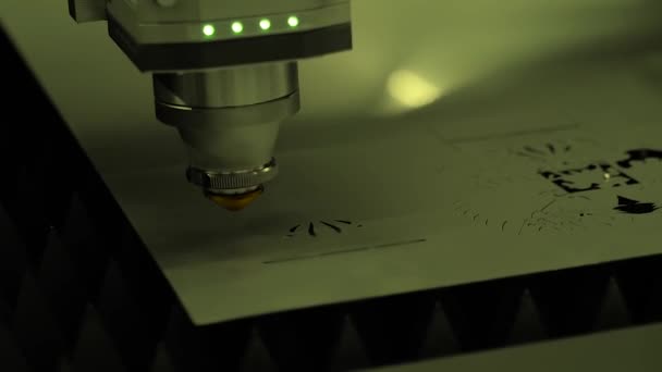 Автоматическая машина лазерной резки cnc, работающая с листовым металлом с искрами — стоковое видео