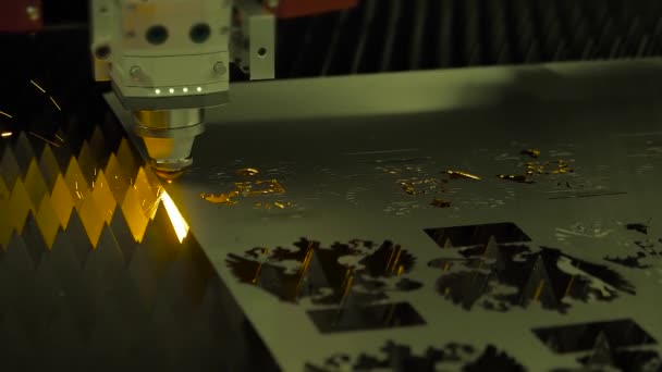 Máquina de corte a laser que trabalha com chapa metálica com faíscas - câmera lenta — Vídeo de Stock