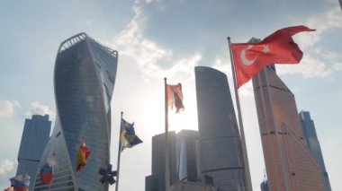 Yavaş çekim - rüzgarda dalgalanan renkli bayraklar - diplomasi kavramı