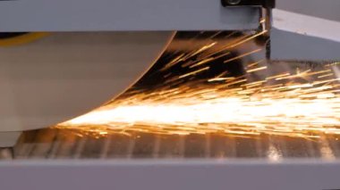 Yavaş çekim: yüzey öğütme makinesi fabrikada metal levha ile çalışıyor