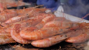 Yavaş çekim: ızgarada taze kırmızı langoustine pişirme süreci - sokak yemeği