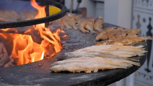 Movimento lento: processo de grelhar costelas de porco no braseiro no festival de comida de verão — Vídeo de Stock