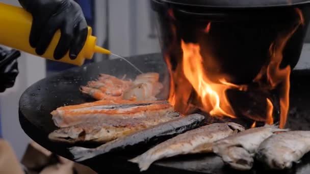 Zeitlupe: Koch kocht Jakobsmuschelfleisch, Lachs, riecht Fisch - hautnah — Stockvideo