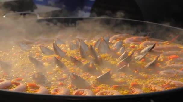 Медленное движение: процесс приготовления паэльи с креветками, мидией, рисом - крупный план — стоковое видео