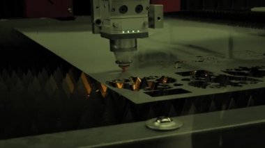 Lazer kesme makinesi kıvılcımlı metal levha ile çalışıyor