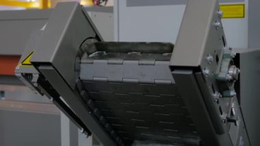Fabrikada çipleri, cüceleri, atıkları ve hurda metalleri kaldırmak için taşıyıcı - kapat