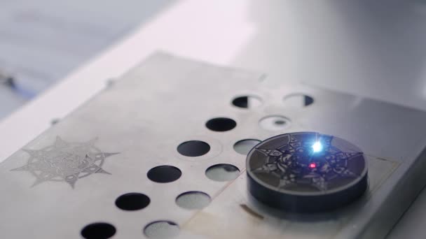Laserový gravírovací stroj pálící hvězdu na kruhovém plastovém obrobku — Stock video