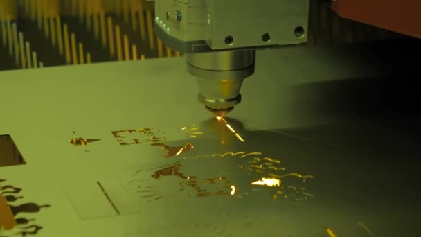 Máquina de corte por láser que trabaja con chapa metálica con chispas en fábrica — Vídeos de Stock