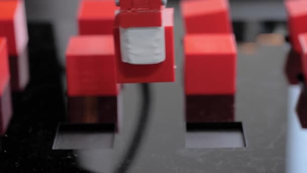 Выбирайте и размещайте роботизированный манипулятор руками, перемещающий красные игрушки на выставке роботов — стоковое видео