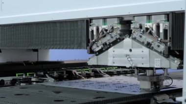 Fabrikada metal levha ile çalışan otomatik yumruklama ve kırpma makinesi