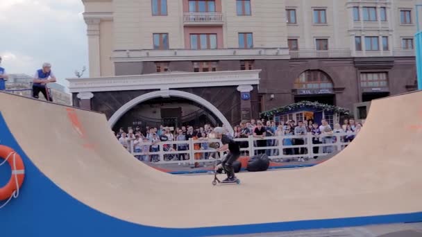 Tonåring visar high jump tricks på scooter på skatepark - slow motion — Stockvideo