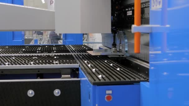 Mesin pengendali hidrolik otomatis bekerja dengan lembaran logam di pabrik — Stok Video