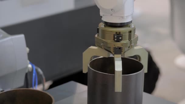 Välj och placera robotarm manipulator flytta cylindrisk metall arbetsstycke — Stockvideo