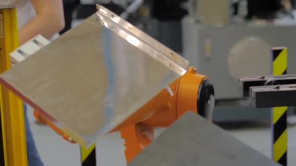 Выбирайте и размещайте роботизированный манипулятор рукой, перемещающий цилиндрическую металлическую деталь — стоковое видео