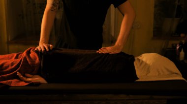 Modern salonda vücut masajı ve spa tedavisi