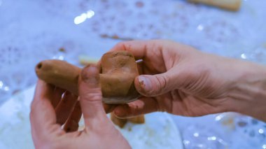 Seramik tütün piposu yapan profesyonel çömlekçi.