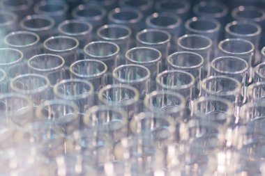 İlaç sergisi vitrininde tıbbi boş cam şişeler.