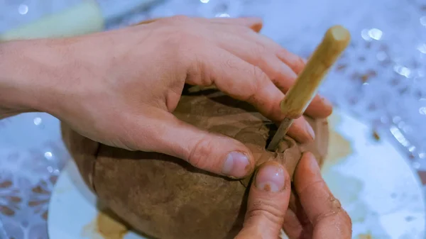 Professionele mannelijke pottenbakker maken van keramische kan — Stockfoto