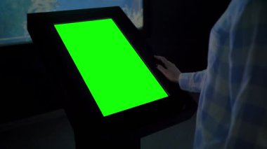 Yeşil ekran konsepti - boş etkileşimli yeşil ekran kioskuna bakan kadın