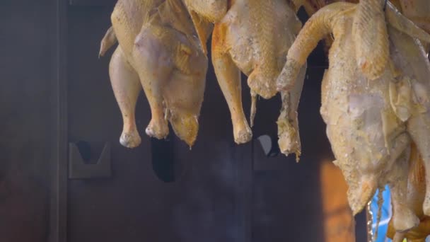 Hele kippen ophangen roken boven kolen op de lokale voedselmarkt in de zomer - close-up — Stockvideo
