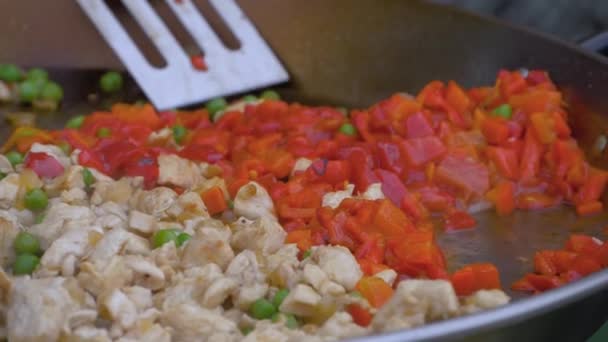 Zeitlupe: Koch kocht Fleischstücke, Paprika, Erbsen im riesigen Wok - Nahaufnahme — Stockvideo