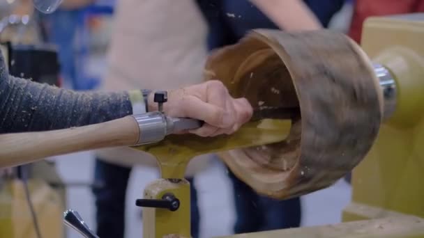 Långsam rörelse, närbild: timmerman använder stämjärn för att forma träbit på svarv — Stockvideo