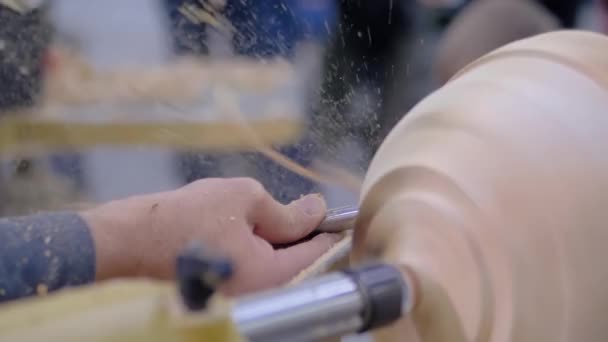 Movimento lento: carpinteiro usando cinzel para moldar pedaço de madeira no torno: close-up — Vídeo de Stock