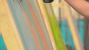 Adam graffiti festivalinde konserve kutusundan boya püskürtüyor. Yavaş çekim.