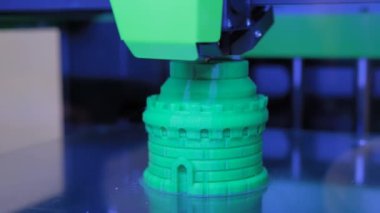 Üç boyutlu yazdırma makinesi fiziksel yeşil 3D modeli yazdırıyor - kapat
