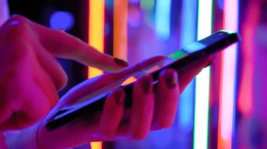 Etkileşimli sergide akıllı telefon kullanan kadın - yan görünümü kapat